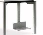 Grundträger u. PC-Halter
Der Grundträger für PC-Konsole und
Druckertablar wird an der Unterseite
der linken oder rechten Systembrücke
des jeweiligen Seitenteils mittels einer
stabilen Verschraubung befestigt.
Er kann für alle Gestellvarianten des
Systems all in one verwendet werden. Grundträger u. PC-Halter
Der Grundträger für PC-Konsole und
Druckertablar wird an der Unterseite
der linken oder rechten Systembrücke
des jeweiligen Seitenteils mittels einer
stabilen Verschraubung befestigt.
Er kann für alle Gestellvarianten des
Systems all in one verwendet werden.